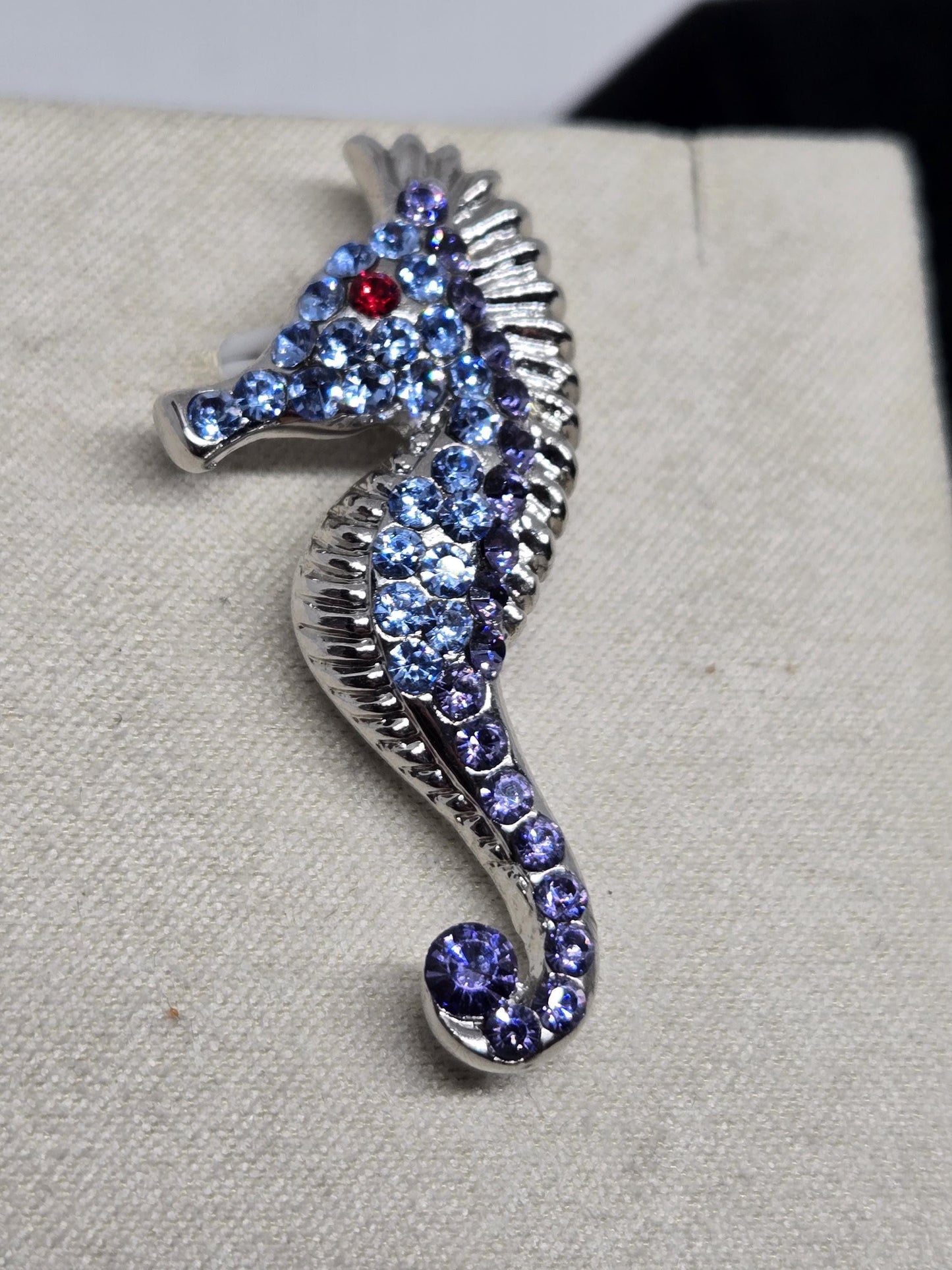 Silver Seahorse Brooch – Light Blue Silver Plated Pin with Ocean Themed Design