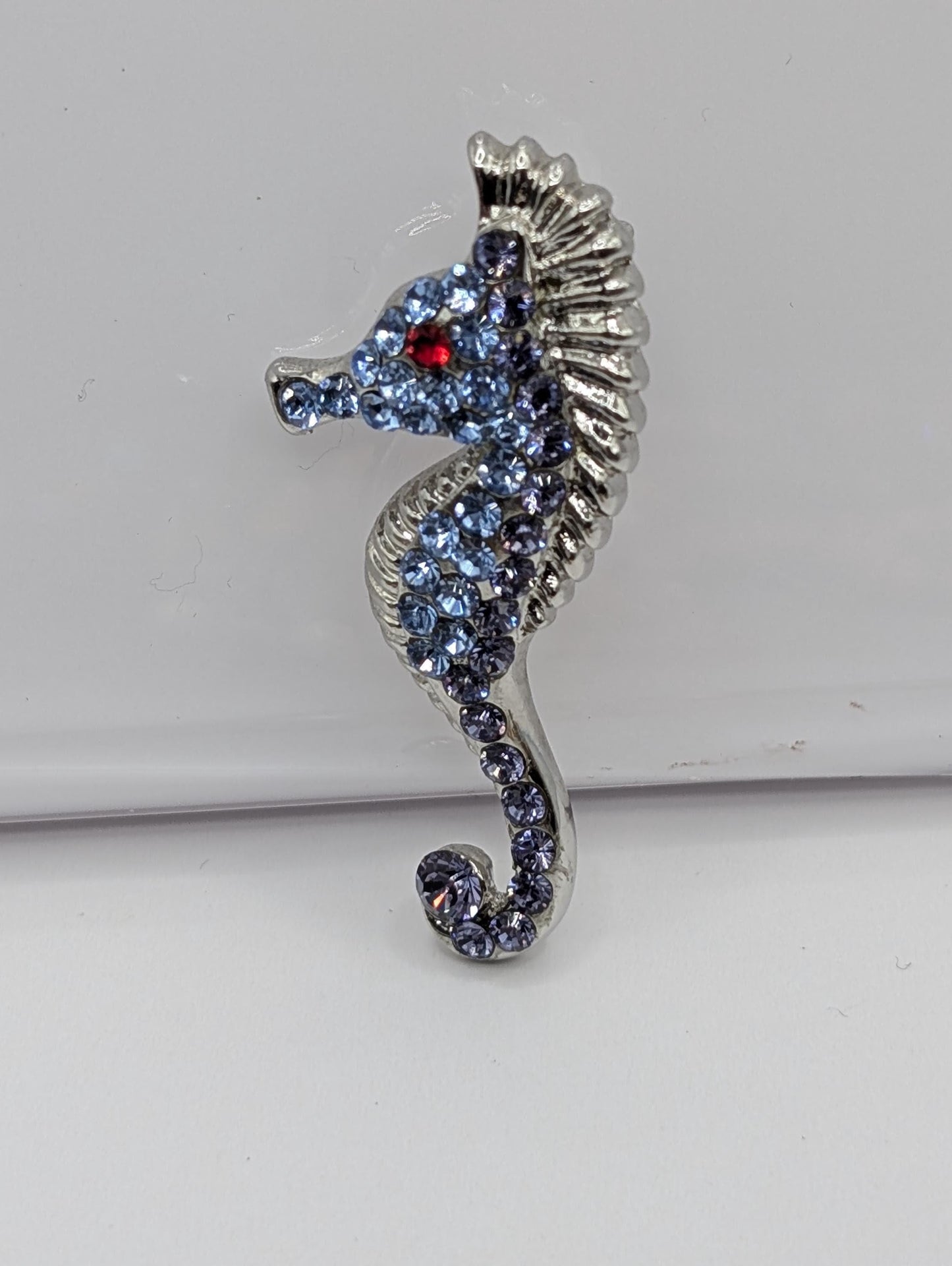 Silver Seahorse Brooch – Light Blue Silver Plated Pin with Ocean Themed Design