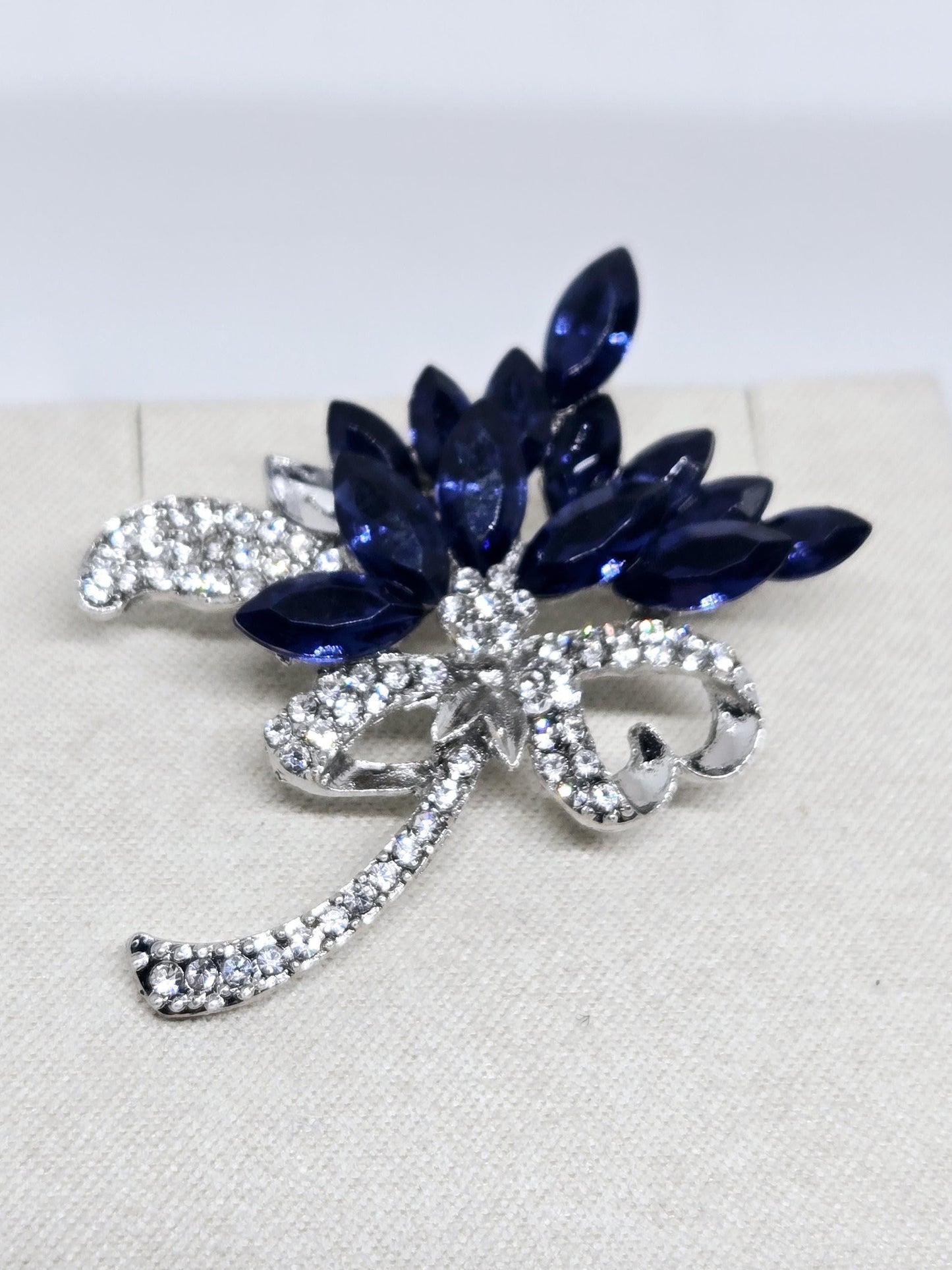 Silver Sapphire Brooch – Floral Accessory Gift with Sparkling Gemstone Design