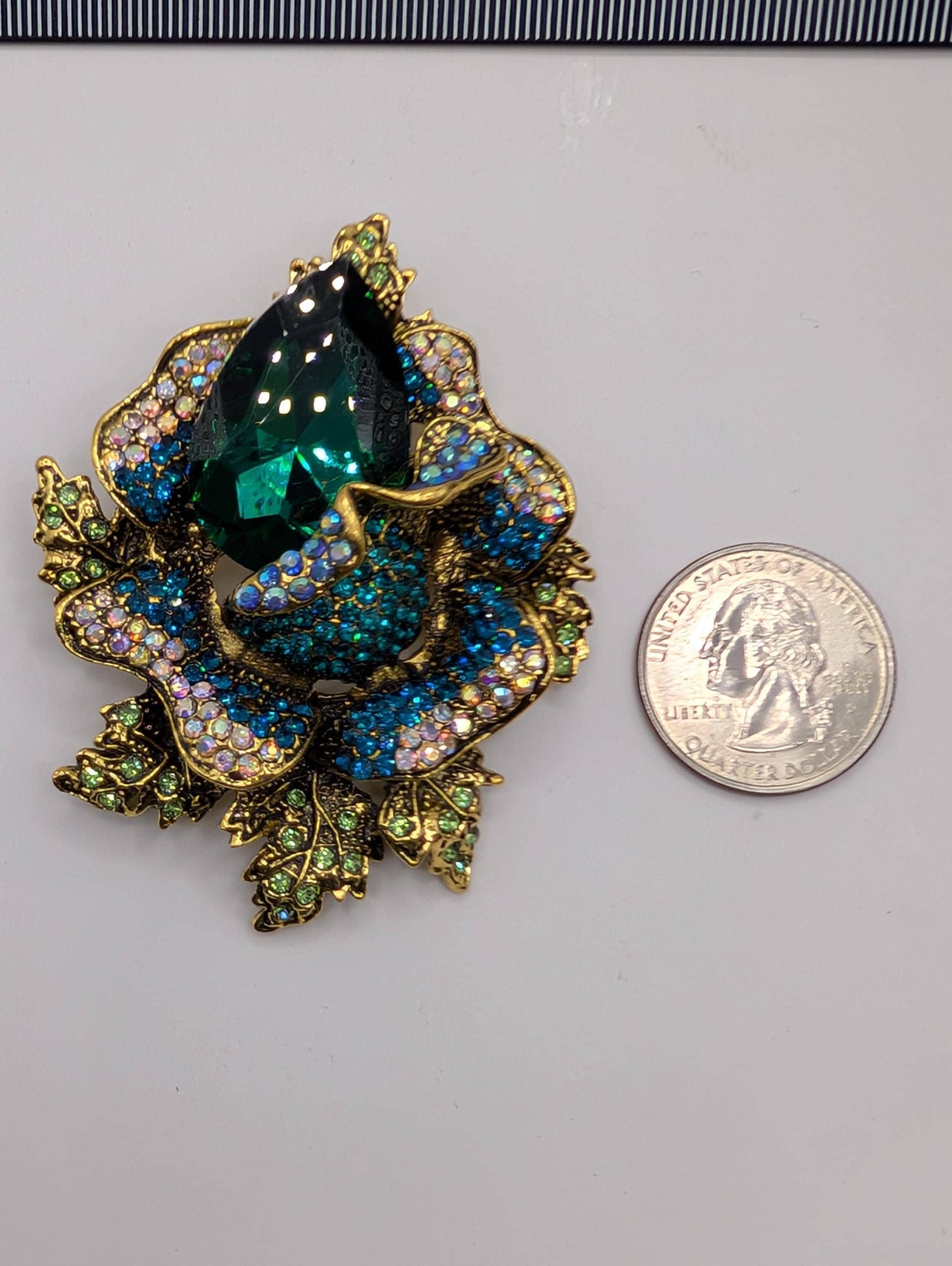 Emerald Flower Brooch - Gold Plated Elegant Jewelry Pin with Sparkling Gemstone