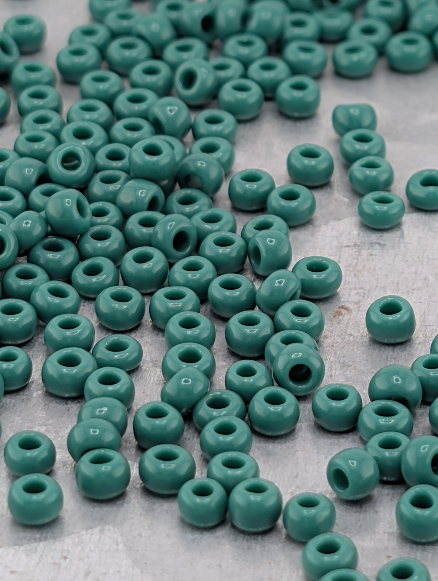 Preciosa Seed Beads Opaque Green Size 8/0 – 10g Package for Jewelry Making