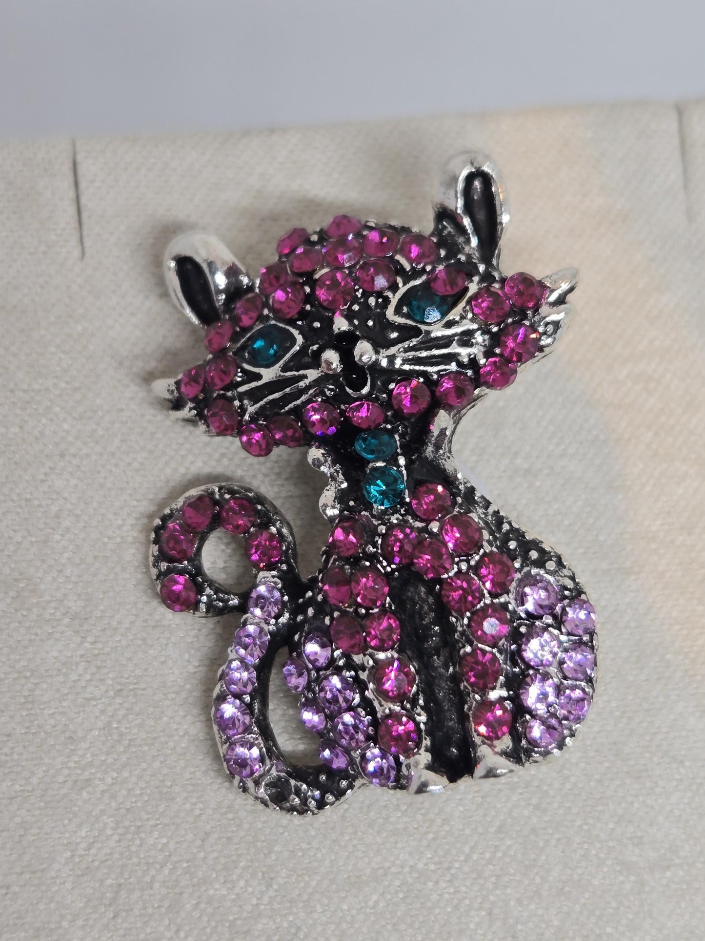 Fuchsia Kitty Brooch – Rhinestone Cat Pin with Colorful Jewelry Accessory