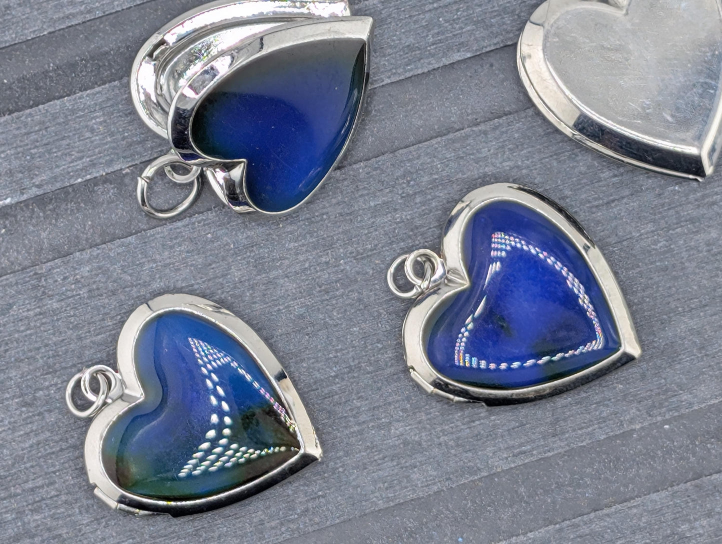 Mood/thermal color changing locket pendant