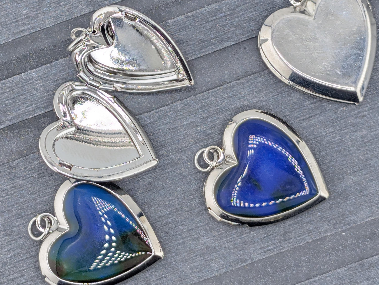 Mood/thermal color changing locket pendant